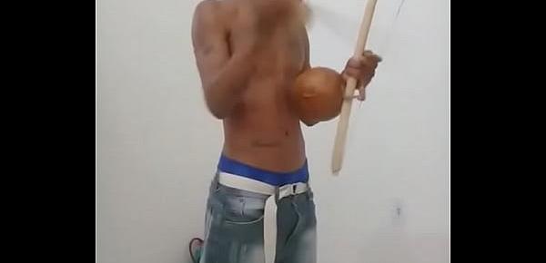  Querem tocar meu berimbau NovinNovinho tocando instrumento de capoeira